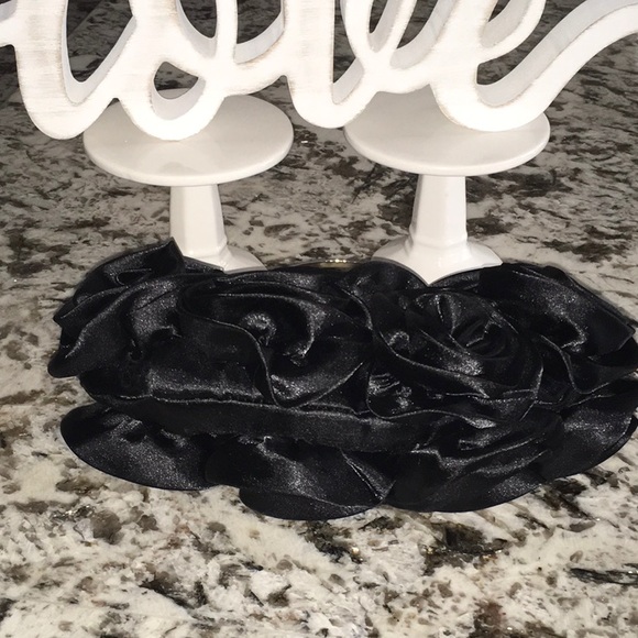 Cute Evening purse w/black satin rosettes🌹likenew - Picture 4 of 6